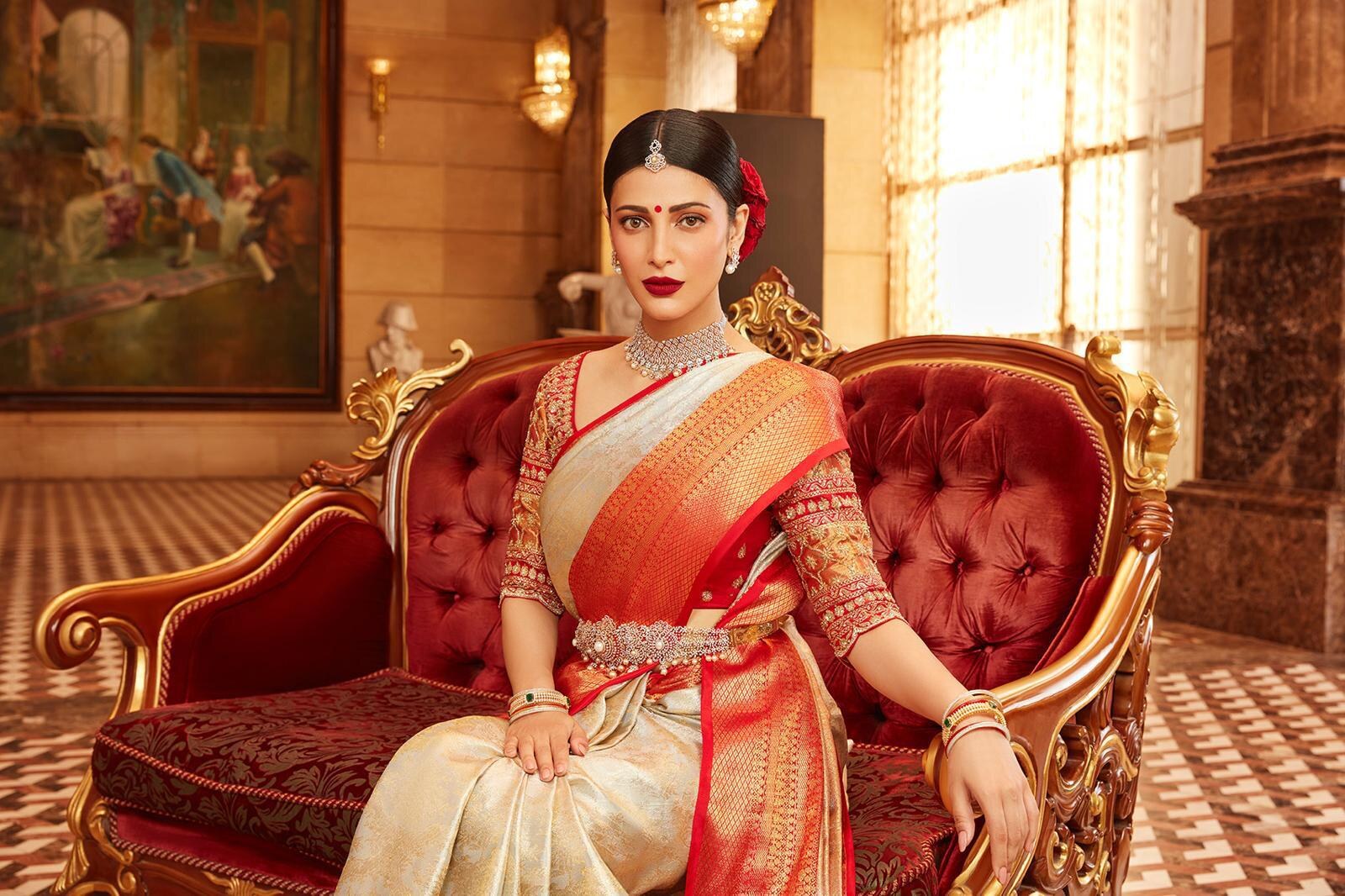 Produção Bollywood com sari tradicional em cenário clássico