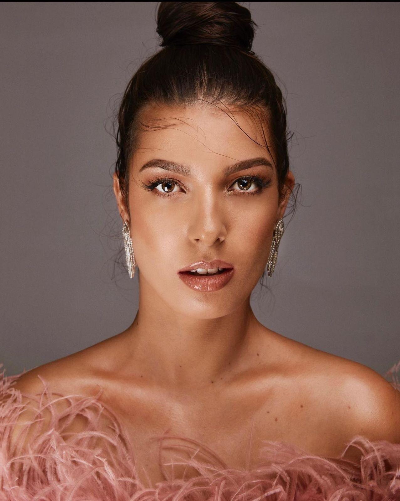 Retrato de beleza com maquilhagem luminosa e elegante