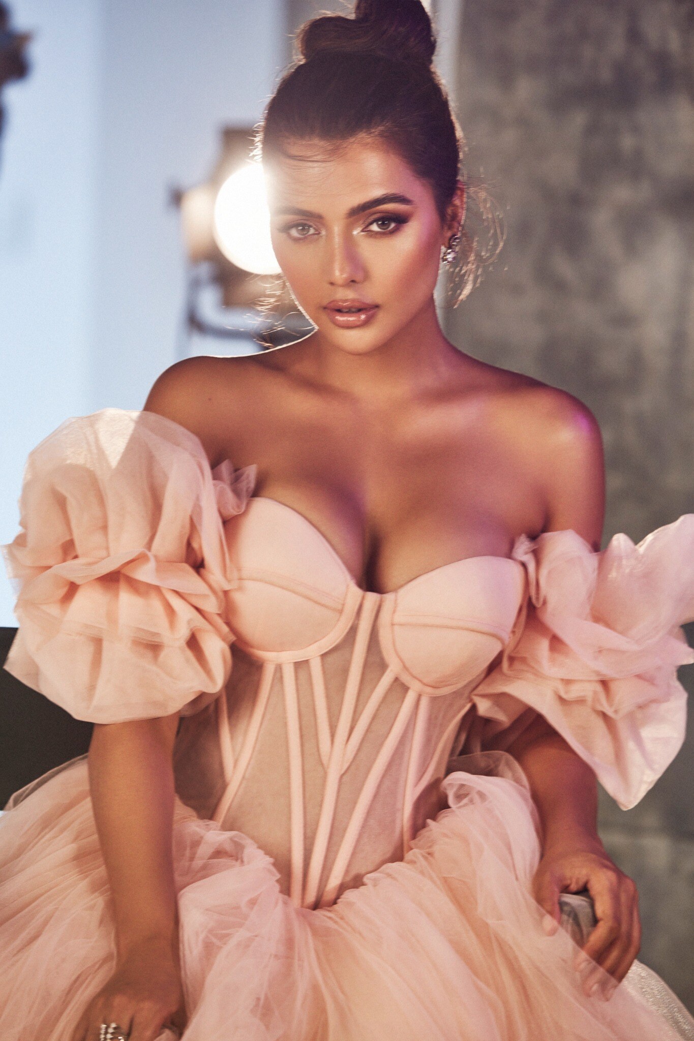 Retrato de beleza glam com vestido rosa e maquilhagem luminosa