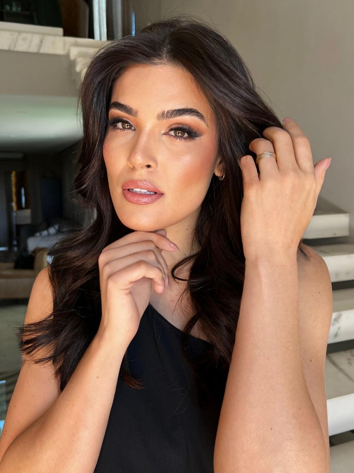 Look Destination Beauty com pele luminosa e olhos definidos