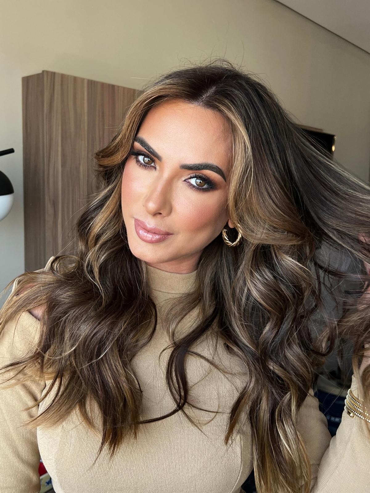 Produção sofisticada com olhos esfumados e cabelo ondulado