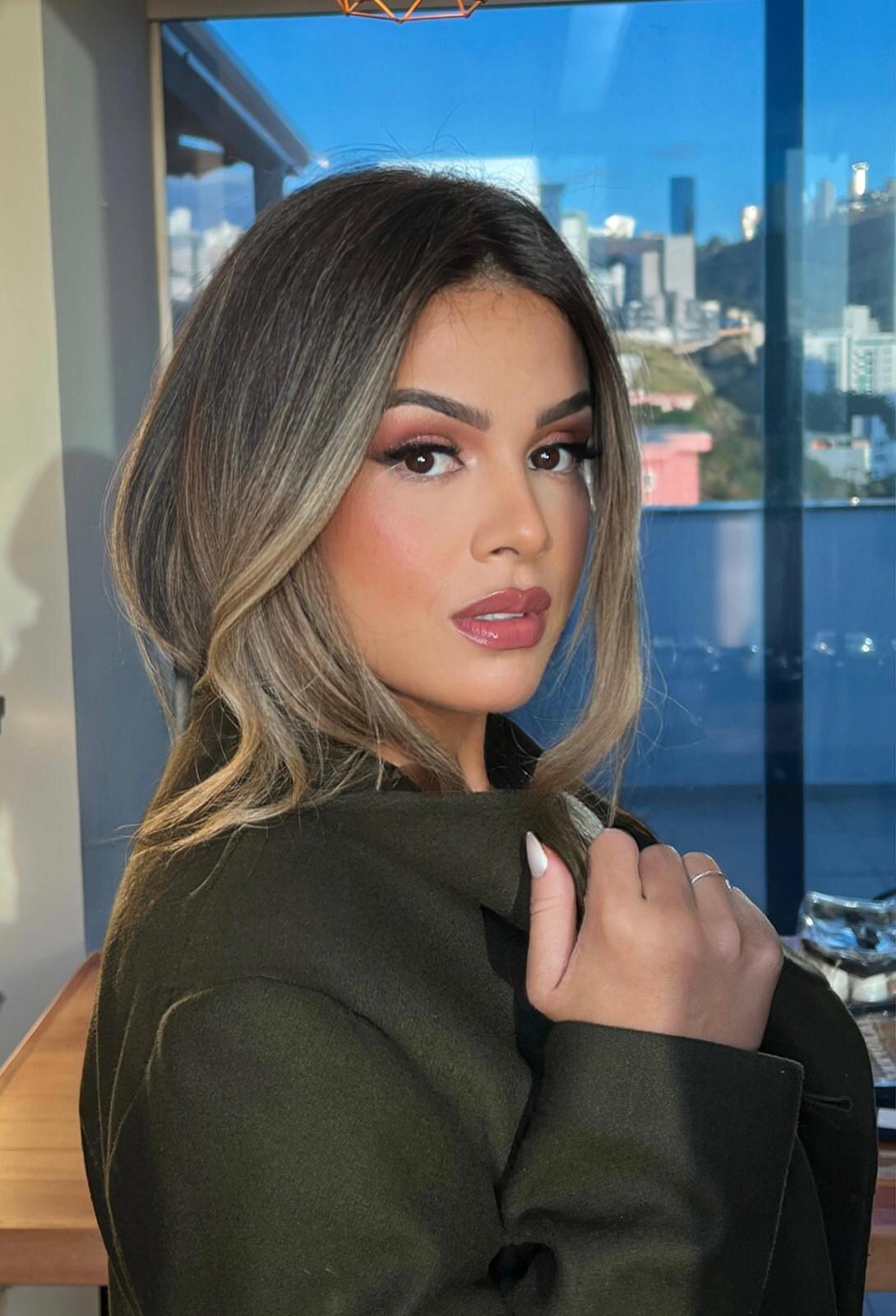 Look glam urbano com pele luminosa e lábios rosados