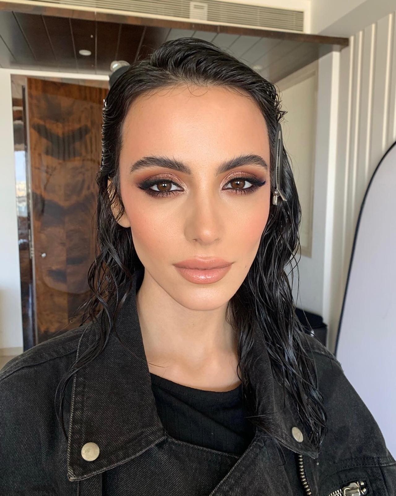 Maquilhagem de beleza com olhos esfumados e acabamento natural