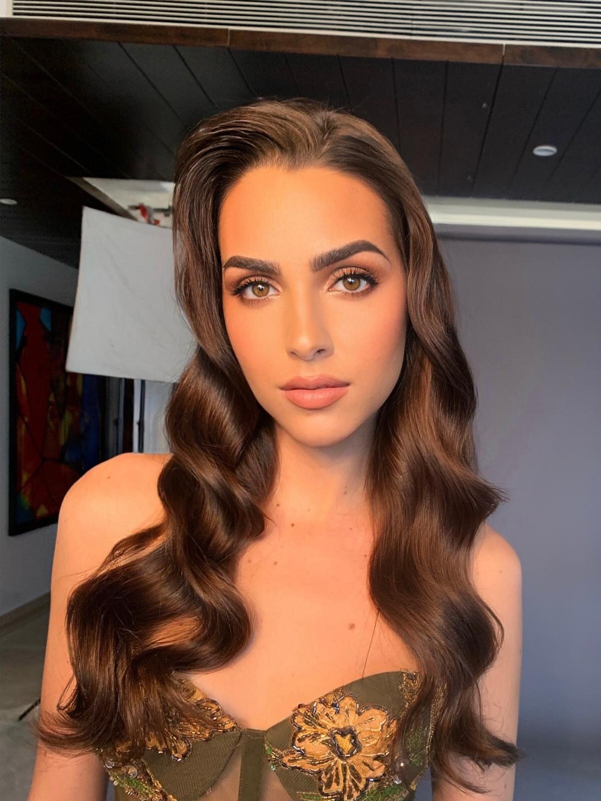Produção de beleza clássica com ondas e pele impecável