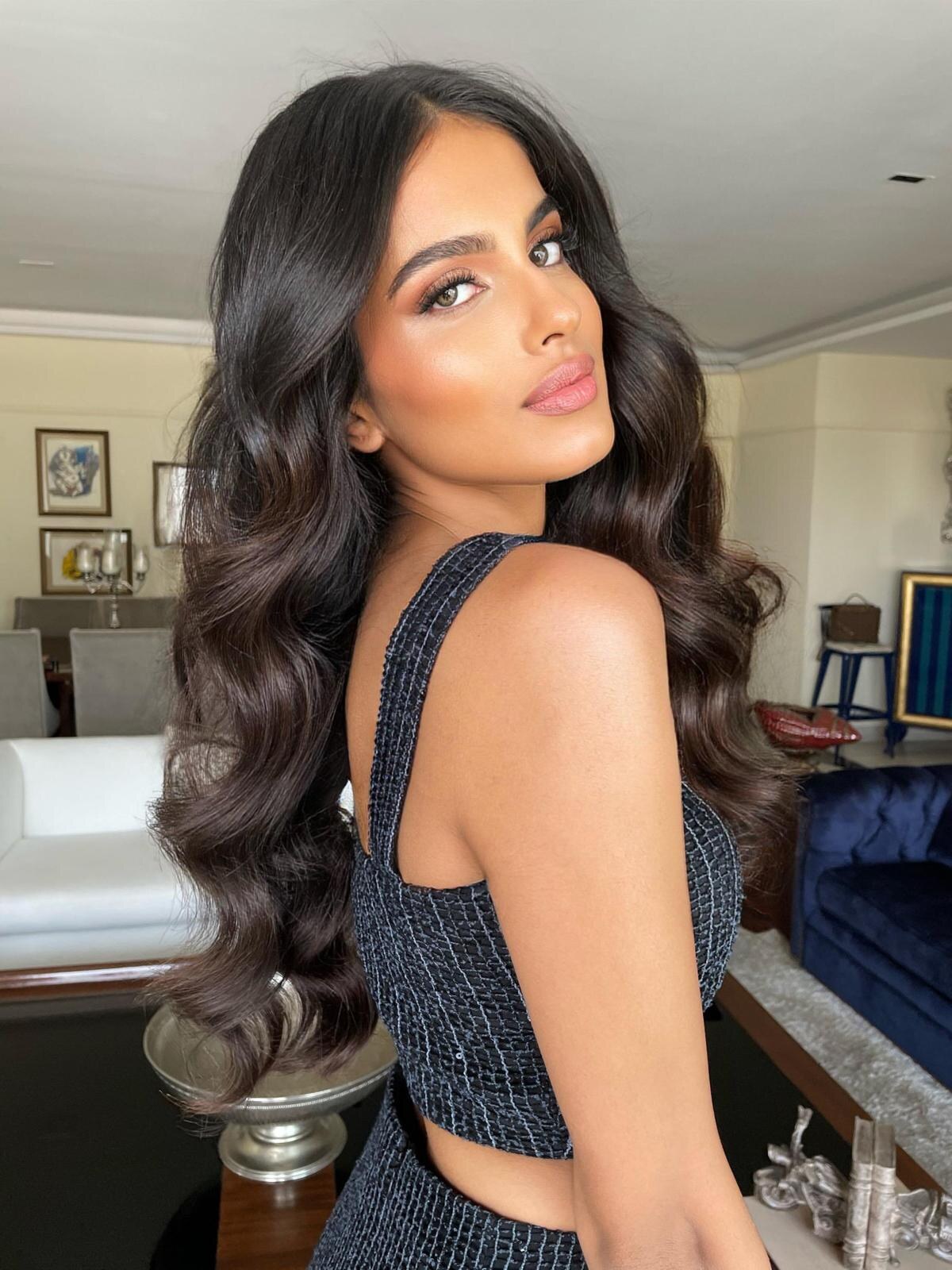 Look glam com cabelo longo ondulado e maquilhagem luminosa