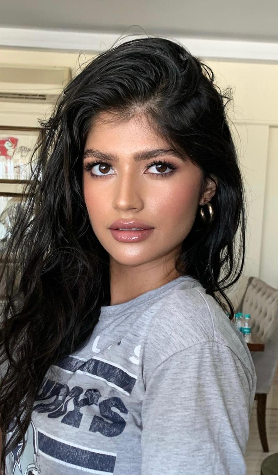 Beleza com acabamento natural, olhos definidos e pele luminosa