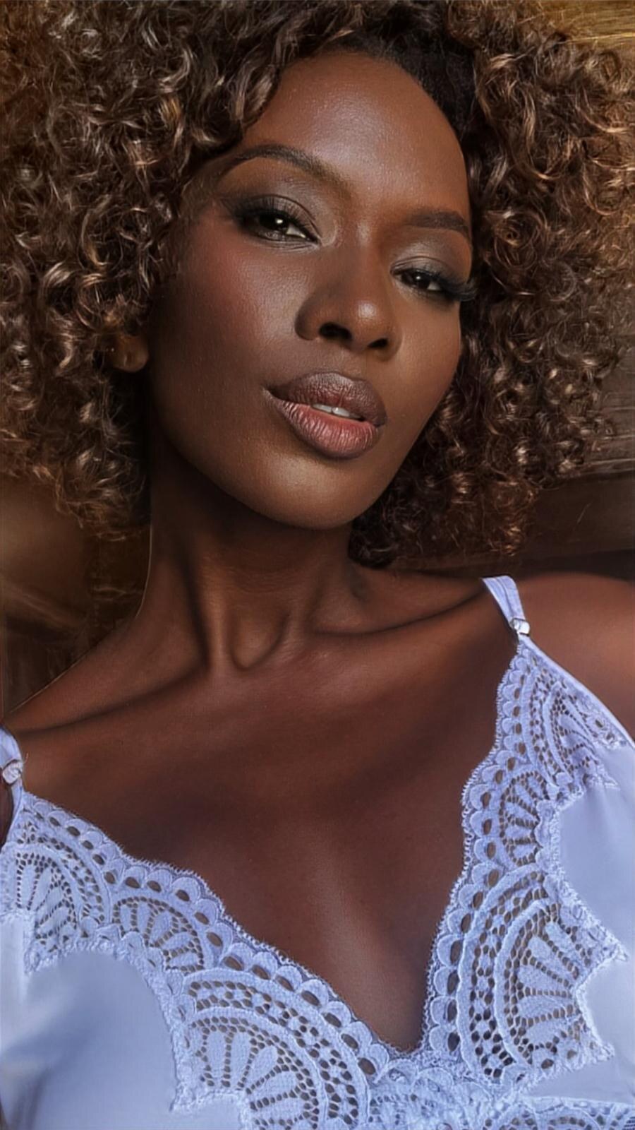 Produção de beleza com pele glow e acabamento sofisticado