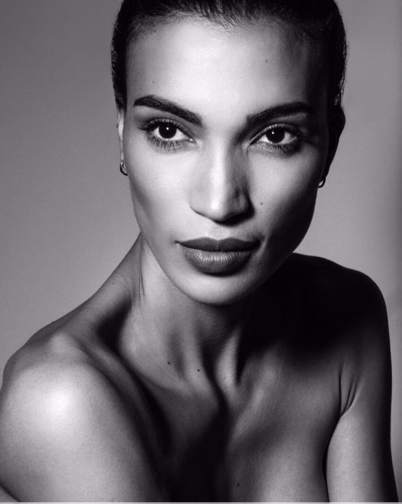 Retrato editorial de beleza a preto e branco