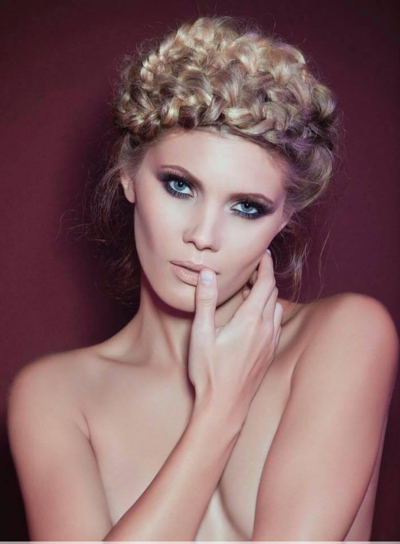 Maquilhagem editorial criativa com olhos em tons azuis