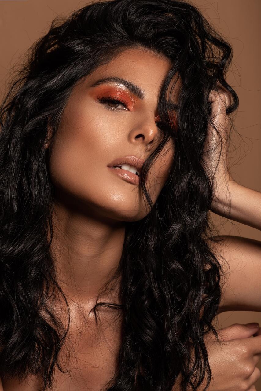 Editorial de beleza com olhos em tons cobre