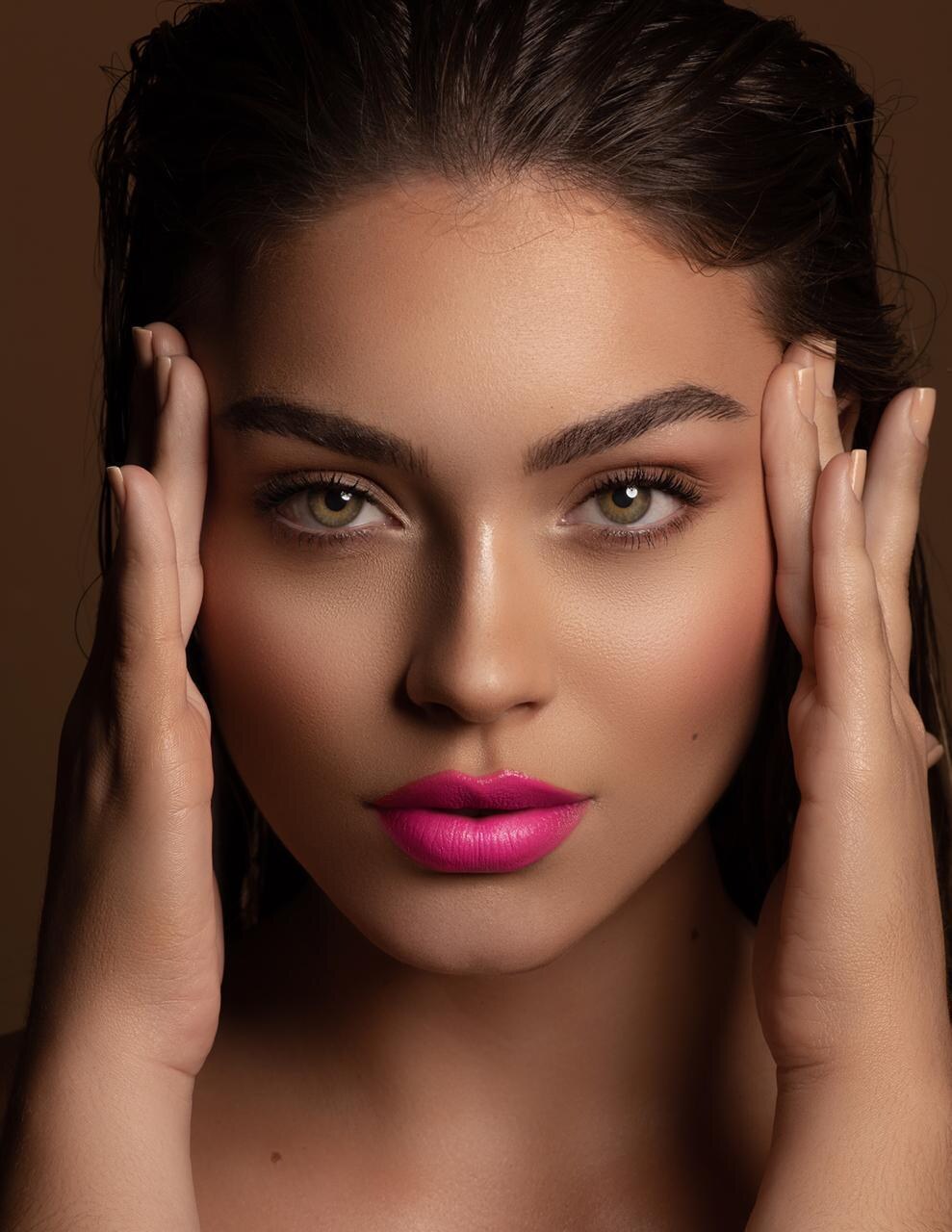 Maquilhagem editorial com lábios rosa vibrante