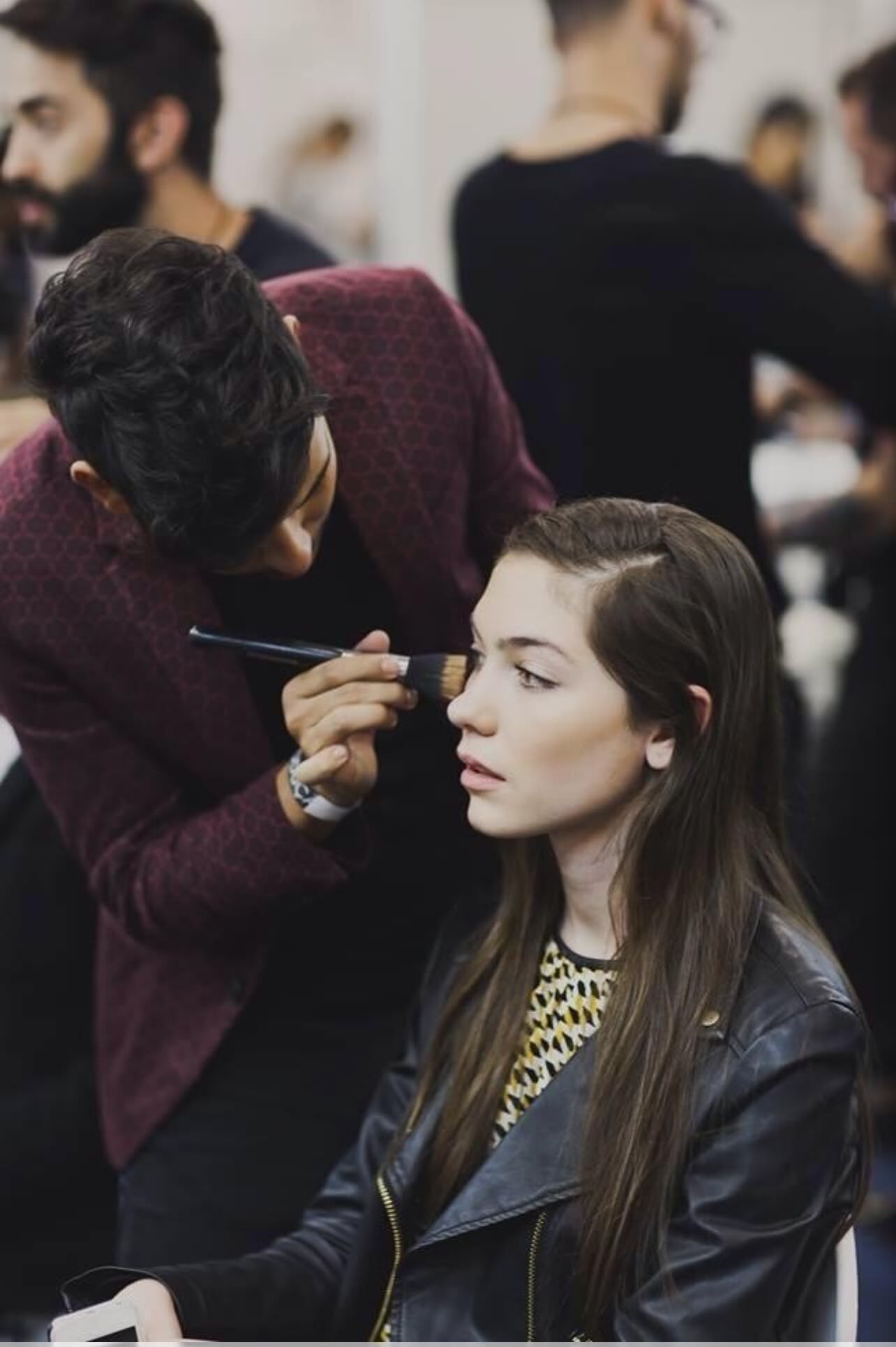 Preparação de modelo durante uma produção de moda