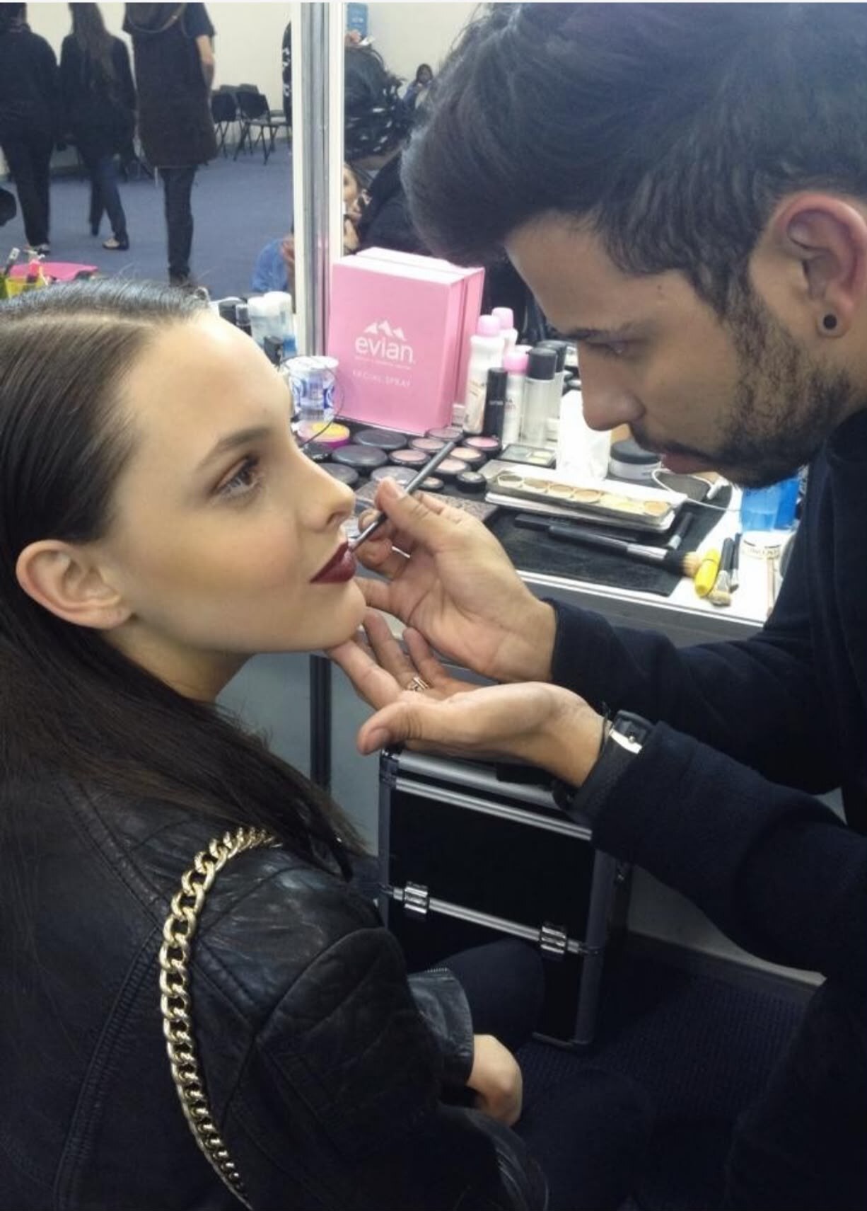 Diogo Salles a realizar retoques de maquilhagem nos bastidores