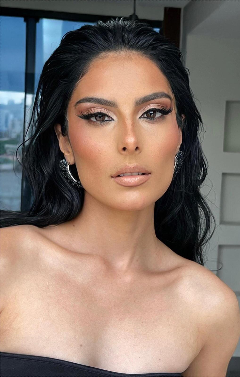 Look de passarela com eyeliner gráfico