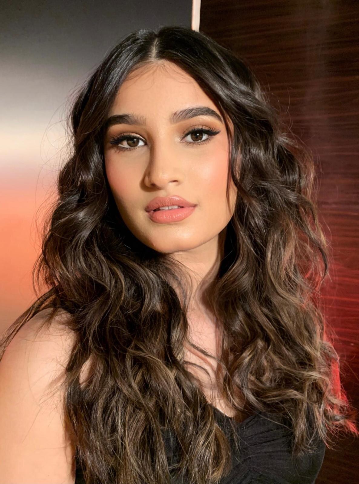 Beleza fresca com cabelo ondulado para produção de moda