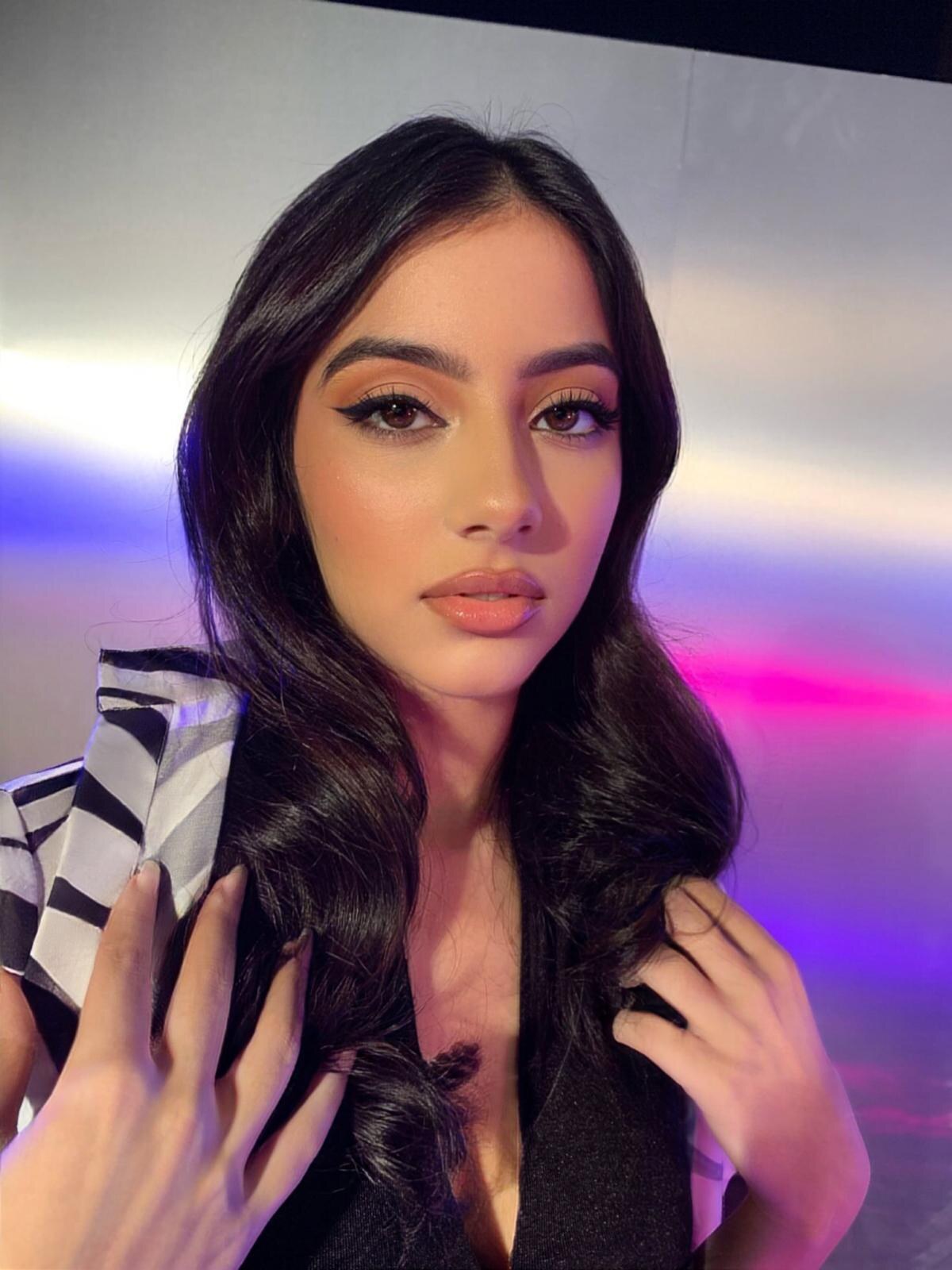 Look de passarela com iluminação de noite