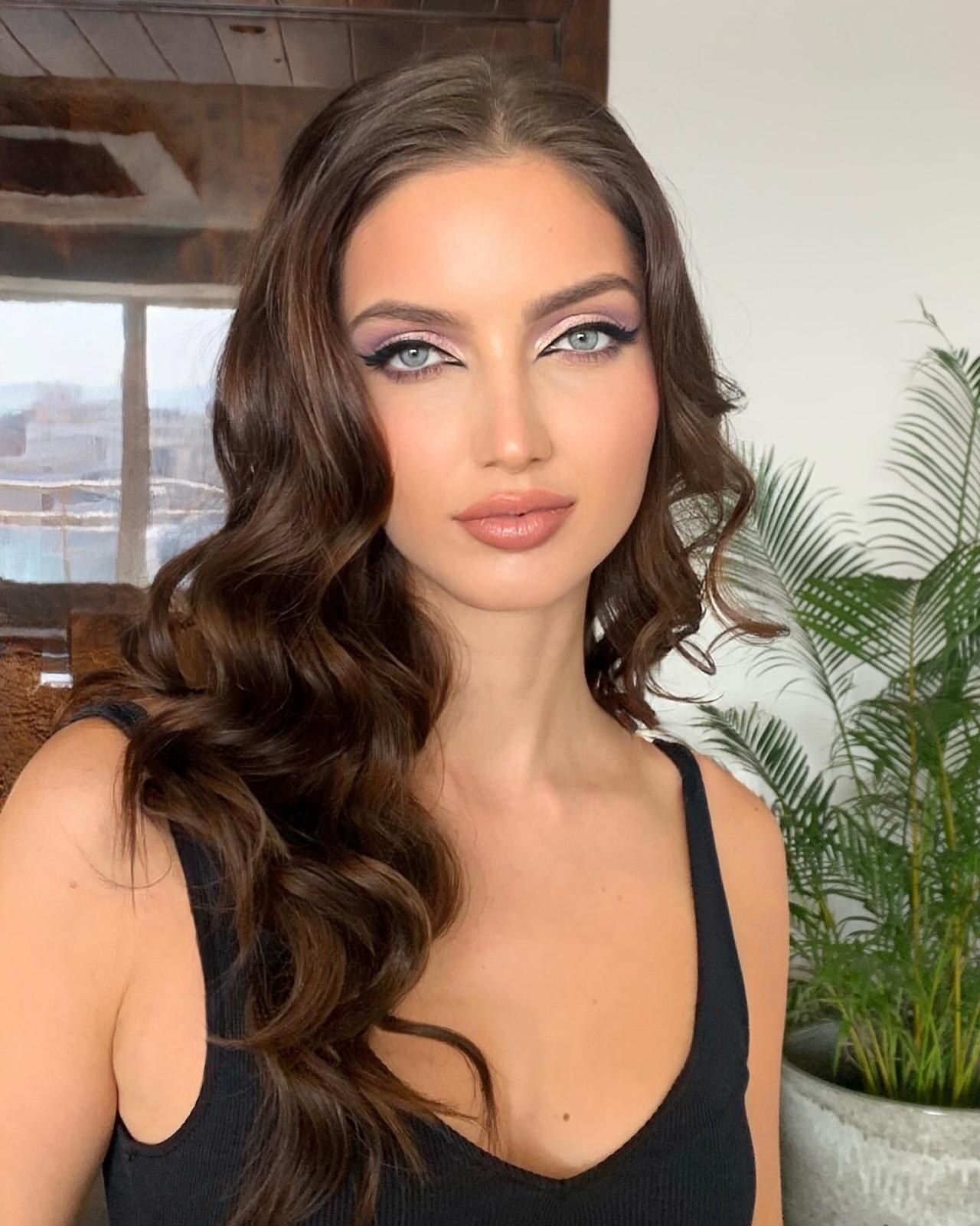 Maquilhagem glam com olhos marcados para passarela